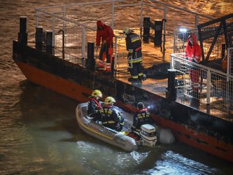 Dunai hajóbaleset - Felborult egy hajó a Dunán a Parlamentnél