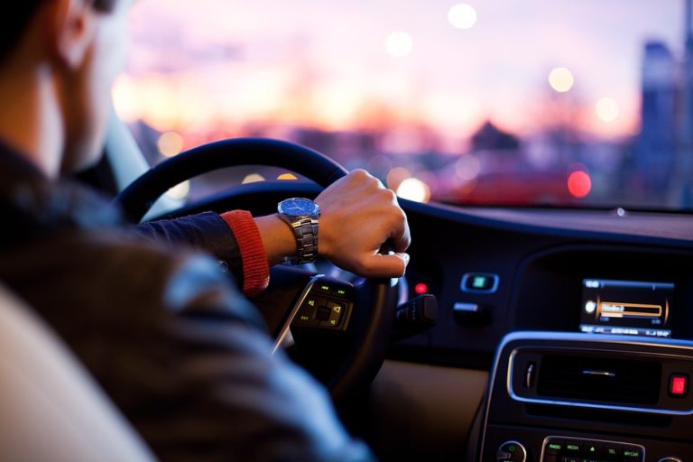 Nyakunkon az év végi kötelezőkampány: 80-90 ezren válthatnak biztosítót