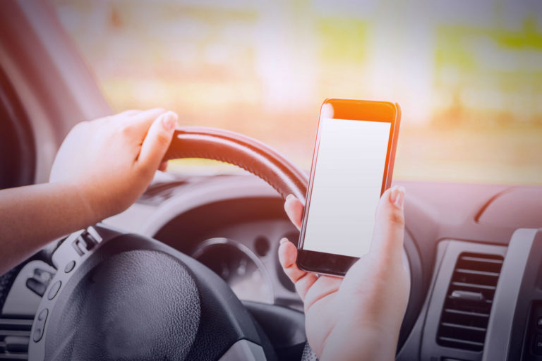 DAS: Mások és mi is belehalhatunk, ha vezetés közben nyomkodjuk GPS-t