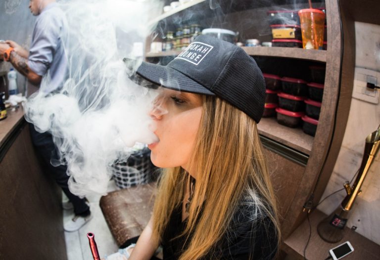 Dohányzási tilalom: Átlag 8-14 kísérlet kell, hogy valaki eldobja a cigarettát