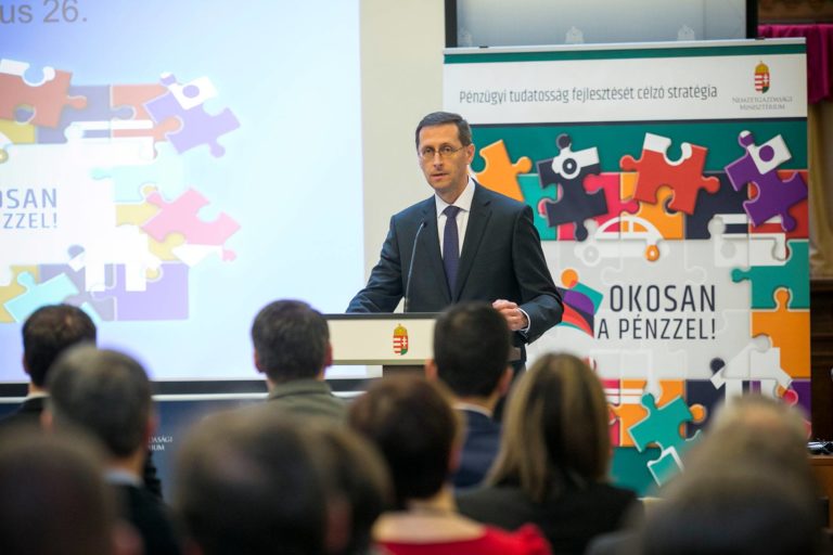 Varga Mihály: A pénzügyi tudatosság növelése nemzetgazdasági érdek