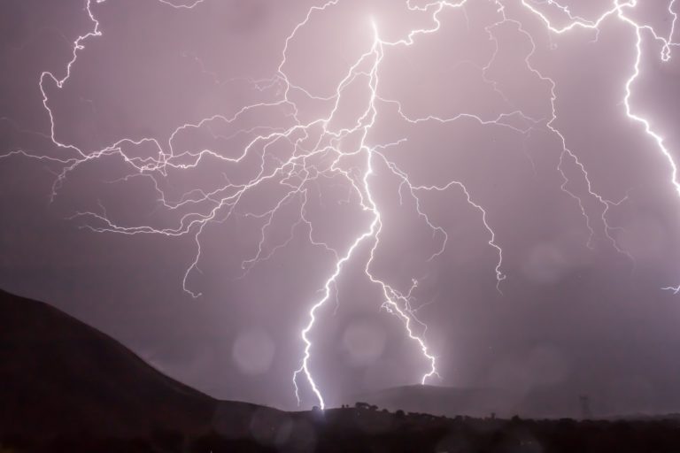 Viharos idő várható: Figyelmeztetést adtak ki 11 megyére