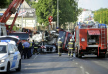 Kárrendezés: Tűzoltóautó borult rá egy kisbuszra Budapesten