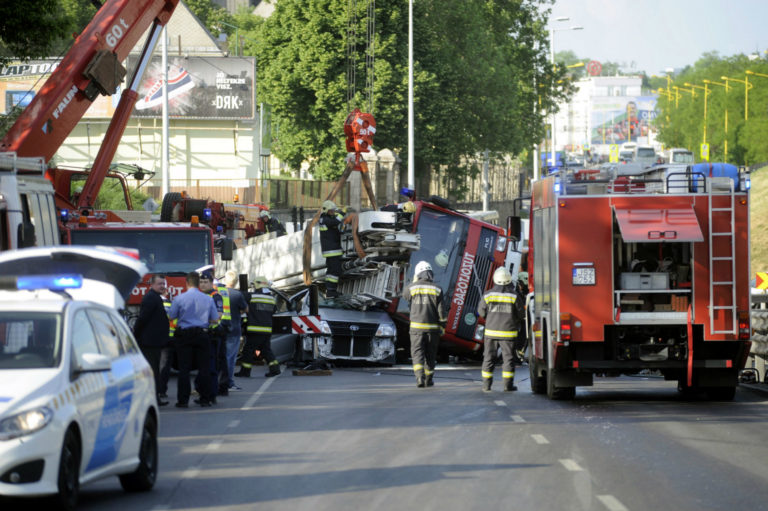Kárrendezés: Tűzoltóautó borult rá egy kisbuszra Budapesten