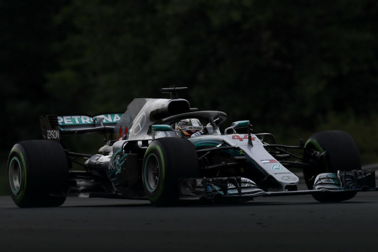 Forma-1: Hamiltoné a pole pozíció az esős időmérőn