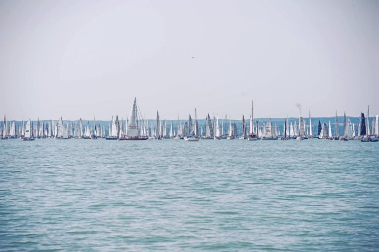 Elrajtolt az 50. Kékszalag Erste Nagydíj mezőnye Balatonfüredről