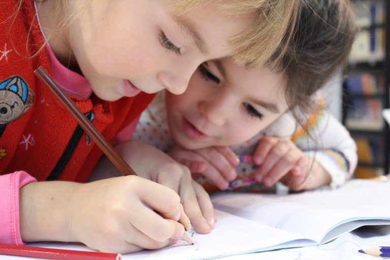 Orvosi vélemény: 2,5 kilónál nem lehet nehezebb az elsősök iskolatáskája