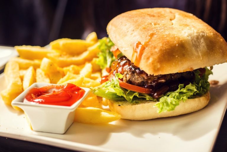 Egyetemi költségek: havi 179 óra hamburgersütés fedezi az átlagos albérleti díjat Budapesten