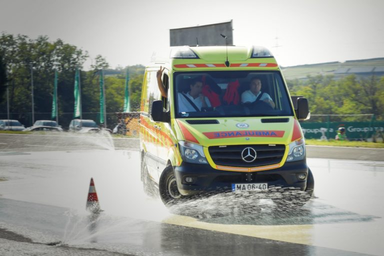 Groupama Biztosító: Így engedjük el a szirénázó mentőautót