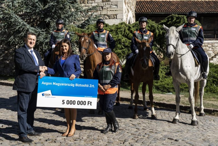 Lóhátról vigyázza a biztonságot az Aegon Biztosító