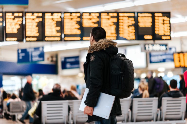 Az 5G komoly gondokat okoz a légiközlekedésben, több légitársaság is törli járatait