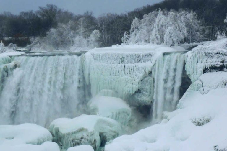 Befagyott a Niagara-vízesés, halálos téli viharok az Egyesült Államokban