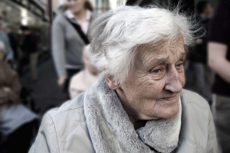 Jól járnak: 14. havi nyugdíjat kapnak a lengyel nyugdíjasok