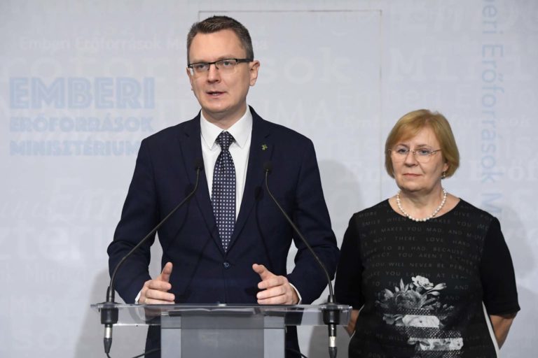 Rétvári: 2010 óta 33 százalékkal emelkedtek a nyugdíjak