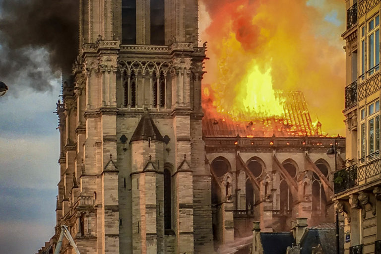 Felbecsülhetetlen kárt okozott a tűz a Notre Dame székesegyházban