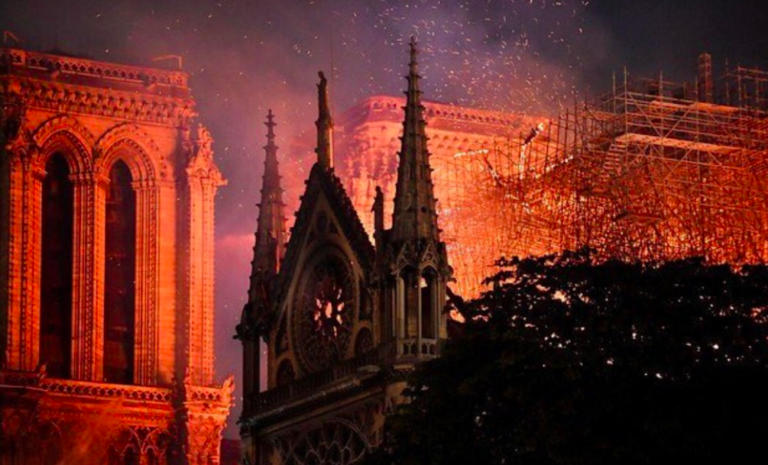 Rágyújtottak egy-egy cigire a Notre-Dame felújítását végző munkások