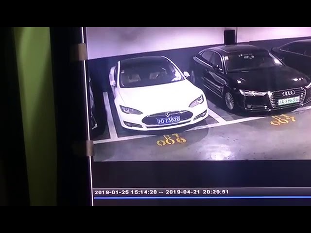Felrobbant és kiégett egy fehér TESLA egy parkolóházban