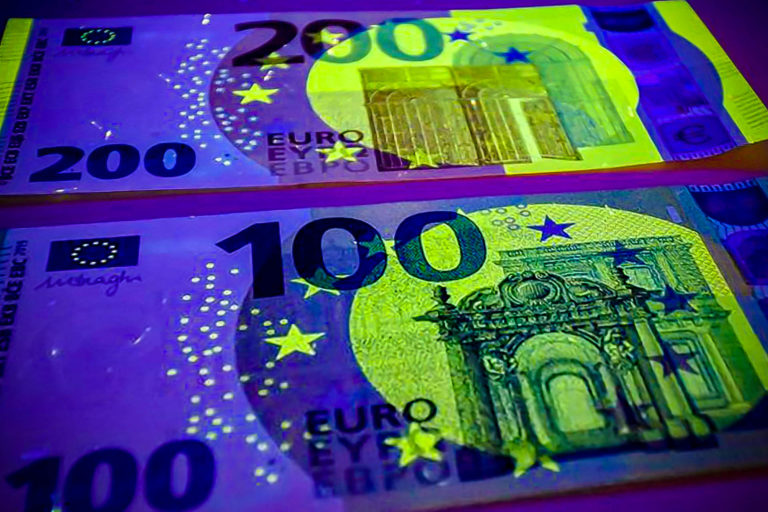 Pénzcsere: Forgalomba kerültek az új 100 és 200 eurós bankjegyek