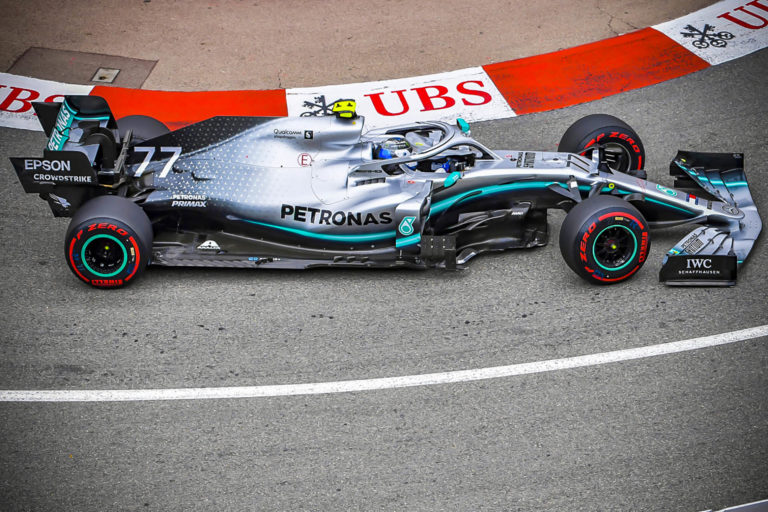 Győzött a Mercedes, Hamilton ért célba az első helyen Monacóban