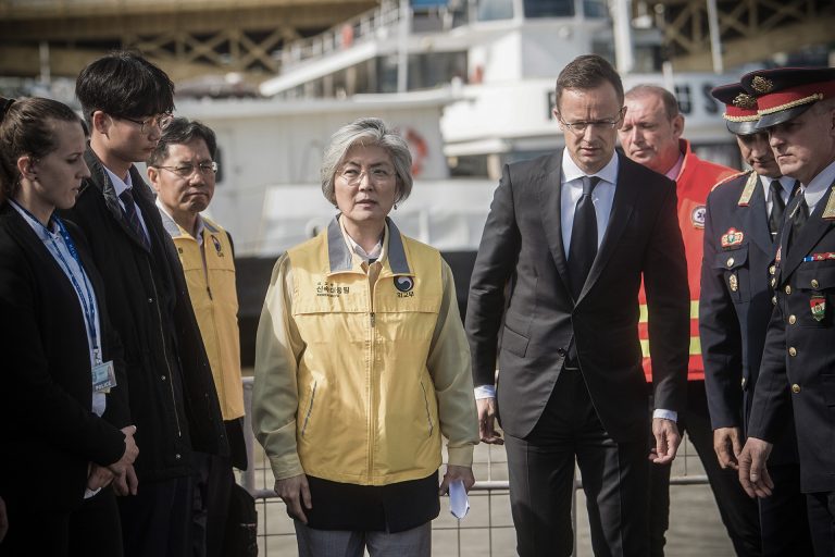 Szijjártó Péter: Példaszerű az együttműködés a magyar és dél-koreai mentőcsapatok között