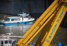 Pozícionálják a Hableányt, újabb hevedert kellett bekötni a hajóra