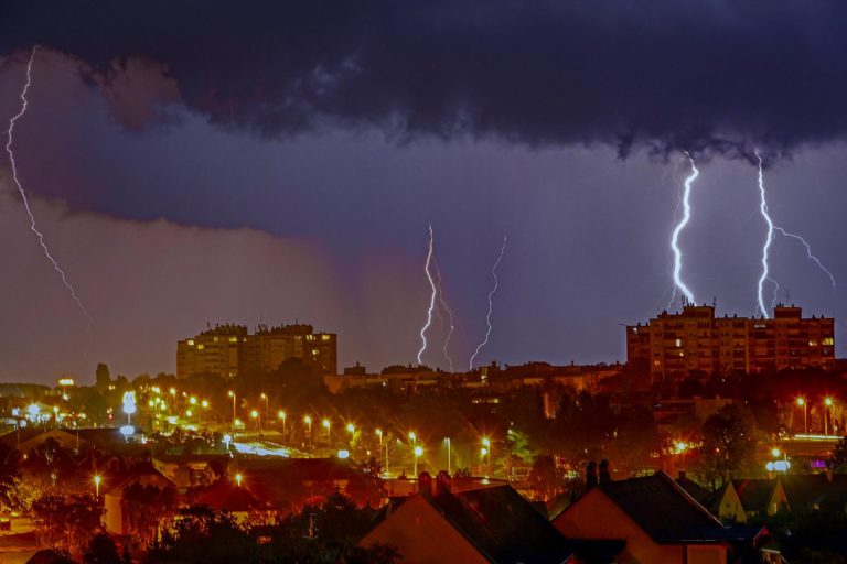 Riasztást adtak ki: Vasárnap országszerte várhatók zivatarok