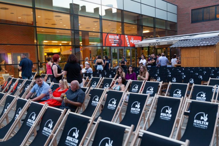 Szabadtéri mozivá alakult a Corvin Plaza tetőterasza