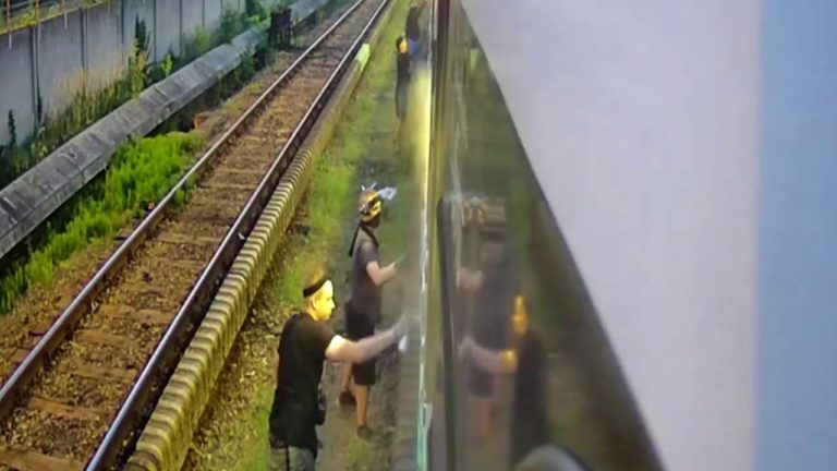 Körözés: Összefirkáltak két felújított budapesti metrószerelvényt