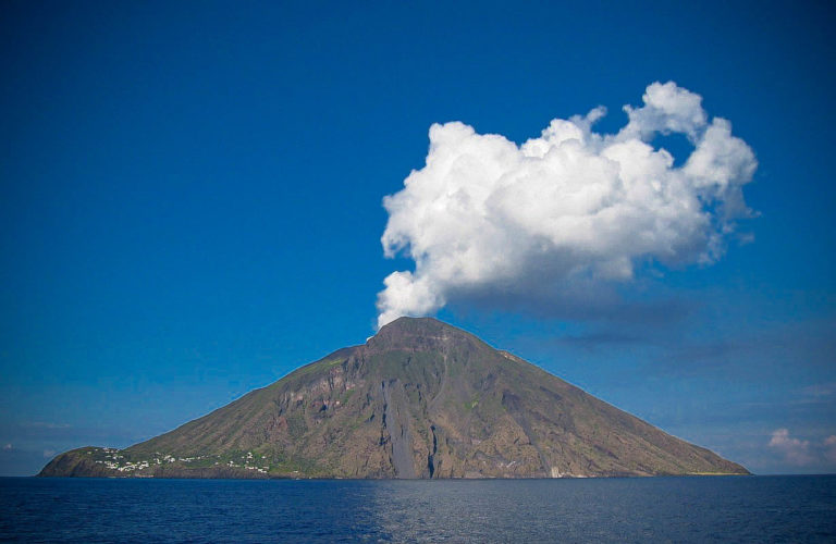 Halálos áldozat is van: Kitört a vulkán Stromboli szigetén, a turistákat evakuálják