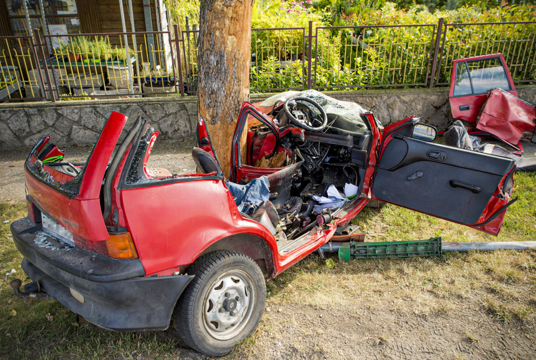 Fának csapódott egy autó Győrújfaluban, egy ember meghalt