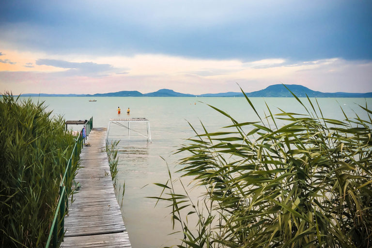 A Balatonnál intenzív esőzés várható, villámárvizek is kialakulhatnak
