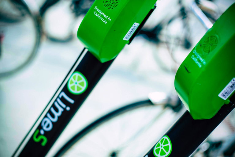 Komoly kihívást jelent az e-mobilitási eszközök gyors terejdése a biztosítóknak