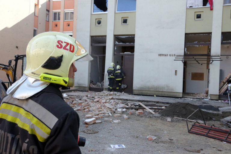 Gázrobbanás történt Szekszárdon, tűzoltók mentették ki a lakókat
