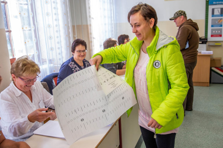 Megmozdult az ország: 26,6 százalékos részvételi arány 13 óráig az önkormányzati választáson