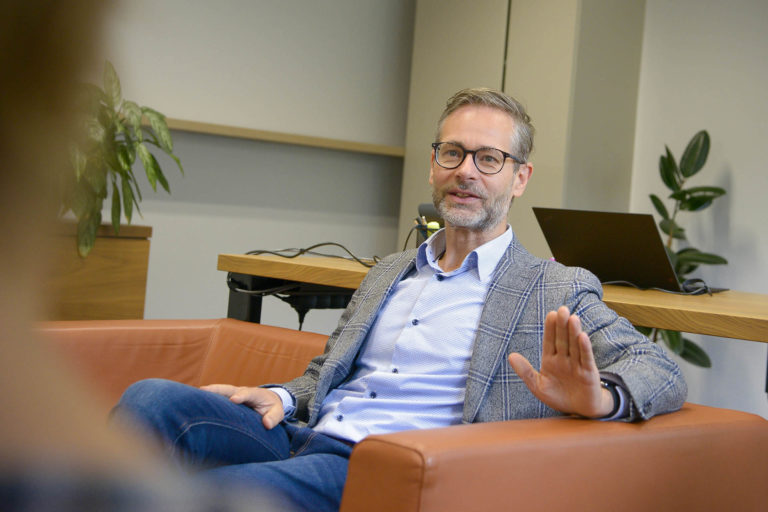 Magyar vállalkozók külföldön: Multinacionális szemlélettel építi IT cégét, Berlinben is van már irodája
