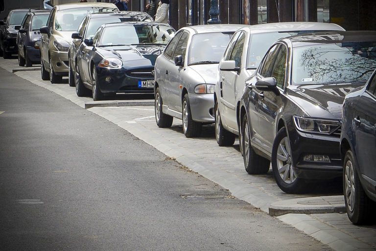 Bumm a fejbe: Parkolóhely elfoglalása miatt lövöldözött egy férfi Budapesten