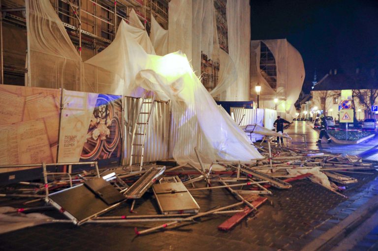 Viharkárok: Megbontotta a szél a Kulturális Örökségvédelmi Hivatal előtti állványzatot