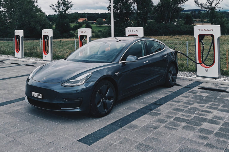 MABISZ: Míg a KGFB árarányos, a CASCO típusfüggő lehet az elektromos autóknál