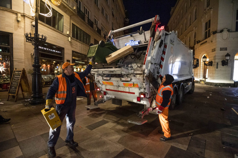 Sok ember, sok szemét: Több mint 43 tonna hulladékot gyűjtöttek össze a tűzijáték után