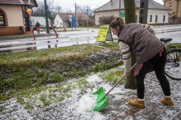 Rengeteg a viharkár: Fákat döntött ki, épületeket rongált meg a viharos szél országszerte