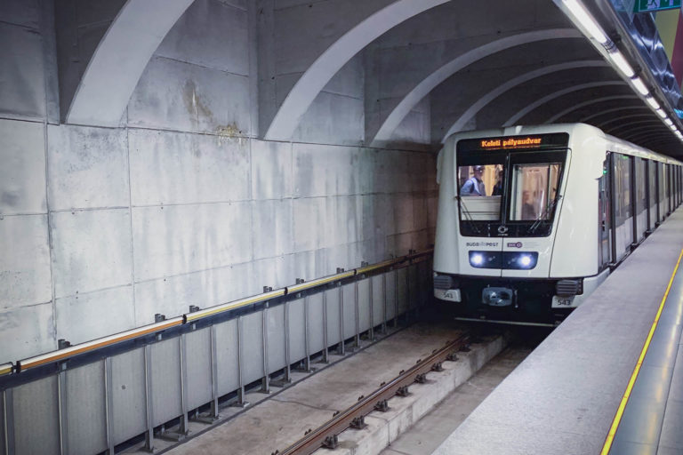 Metrófelújítás: Hétfőtől lezárják az Arany János utca és a Ferenciek tere állomást