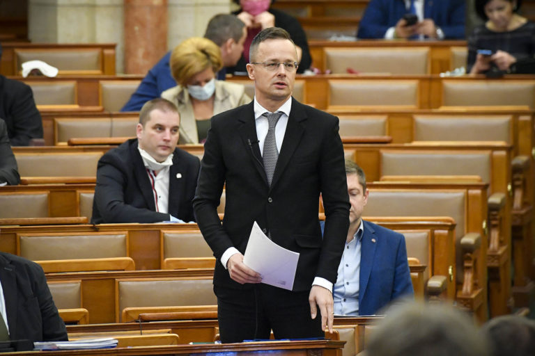 Szijjártó Péter: 6 repülőt várunk 12 milló maszkkal és egy kompett maszk gyártósorral
