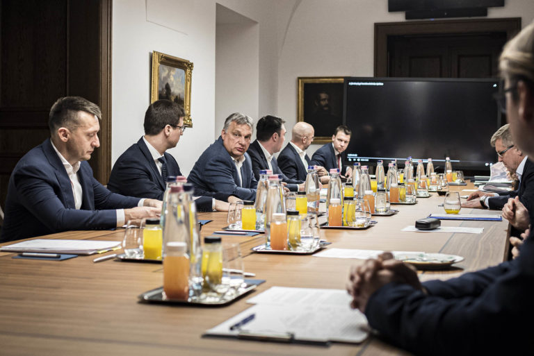 Orbán Viktor: Négy vonalon szerveztük meg a védekezést; további kisvállalkozók kapnak adómentességet