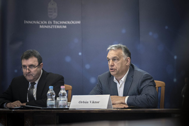 Orbán Viktor a kutatócsoportok vezetőivel egyeztetett a hazai gyógyszergyártásról