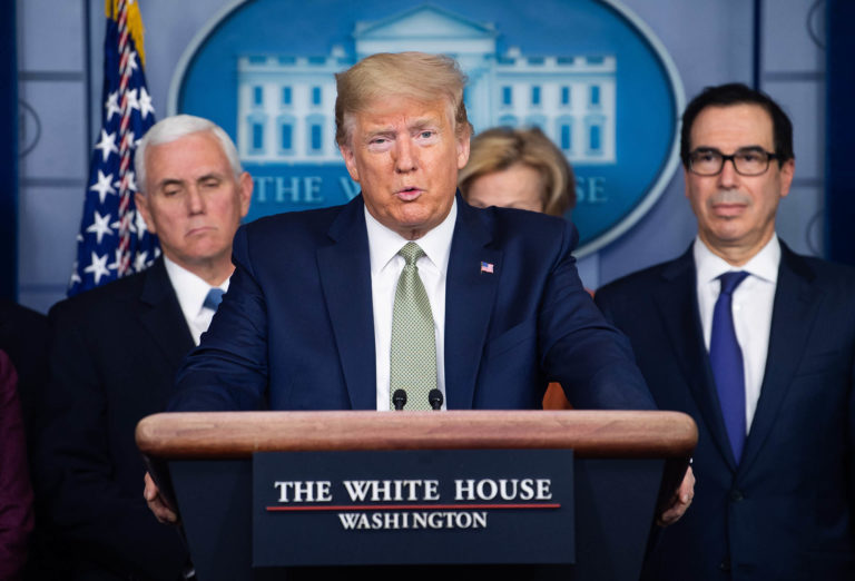 A merénylő halott, Donald Trumpot kimenekítették