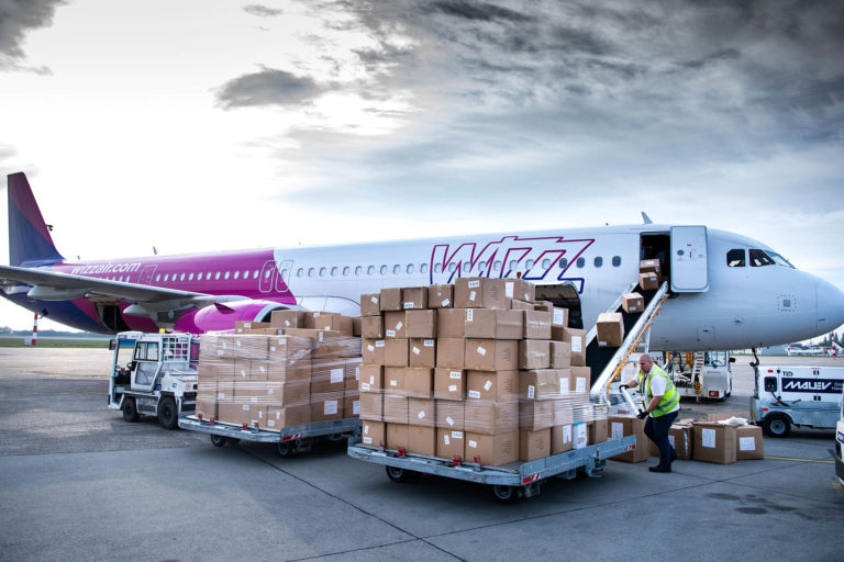 Szijjártó Péter:  Leszállt a 100. Wizz Air gép, ami Kínából hozott egészségügyi felszerelést