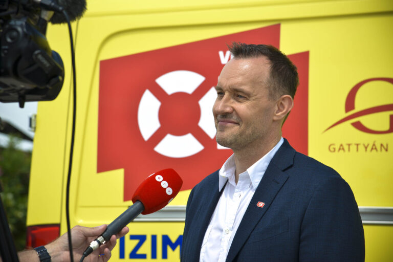Gattyán György új mentőautóval lepte meg a balatoni vízimentőket