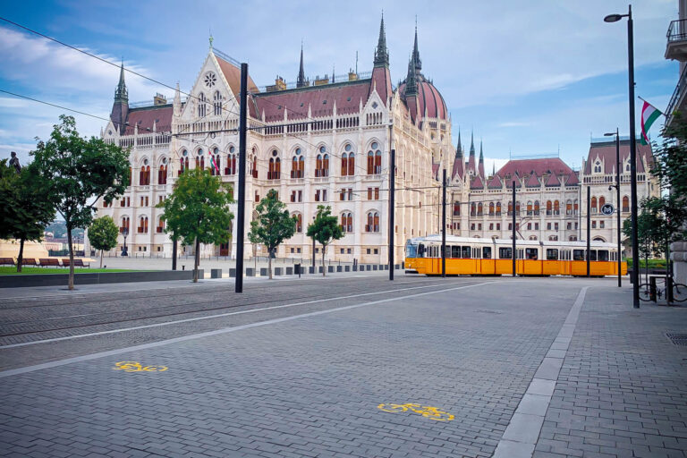 Ideje volt! A kormány leveszi a kovidon gazdagodó vérszívó multikat, bankokat, biztosítókat