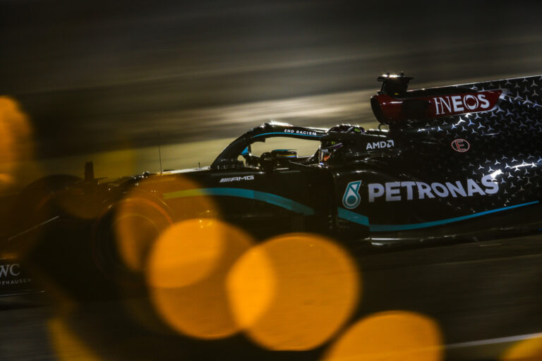 Halálfutam: Lewis Hamilton nyert végül Bahreinben, Grosjean rémes balesetet szenvedett