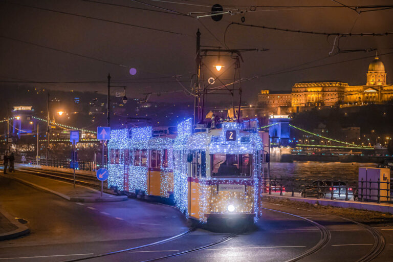 Fővárosi romantika: Elindult a fényvillamos Budapesten